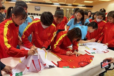 Vietnamese women's football squad warmly welcomed in Paris 