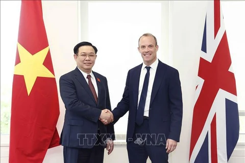 Vietnamese National Assembly Chairman meets with British officials 
