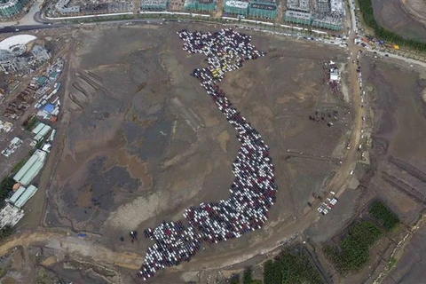 Car mosaic in Hai Phong breaks world record