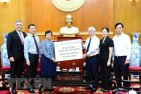 VFF Central Committee receives donation to building houses for the poor