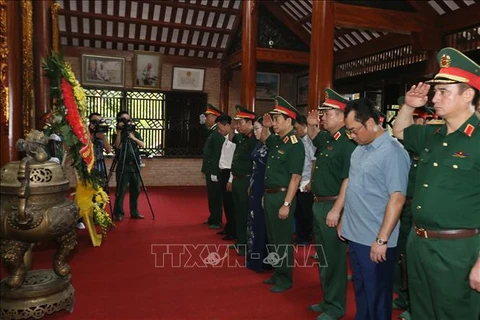 Defence Minister offers incense at national historical relic site in Thai Nguyen