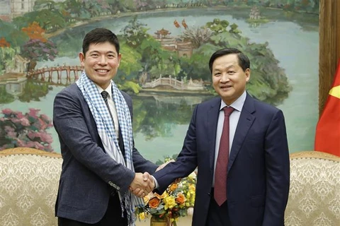 Deputy PM Le Minh Khai receives Grab leader