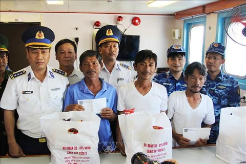 Vietnam Coast Guard ship brings four rescued fishermen to land