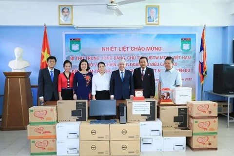 Gifts presented to Nguyen Du bilingual school in Laos