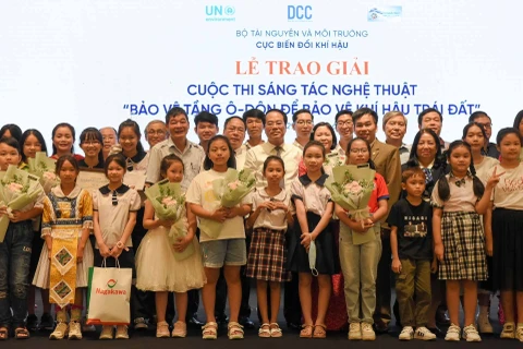 Prizes presented to winners of art contest on ozone layer protection