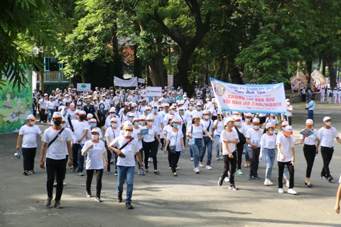 Over 5,000 people walk for AO victims in HCM City