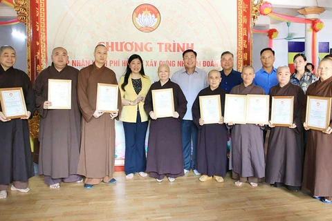 Buddhist monks, nuns in Hanoi donate money to build houses for the poor