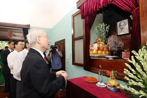 Party chief offers incense to late President Ho Chi Minh 