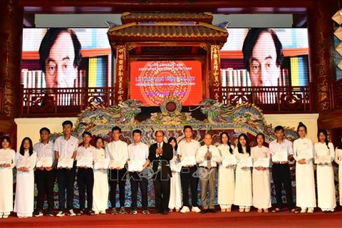 Vallet scholarships granted to 230 students in Thua Thien – Hue province