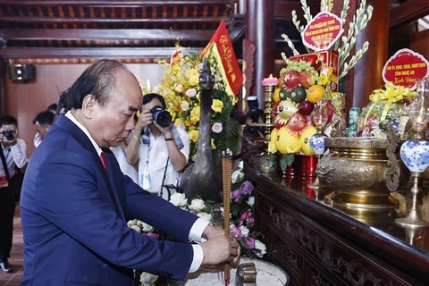 Leaders pay tribute to late Party General Secretary Le Hong Phong