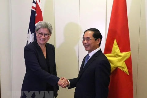 Australian FM affirms closeness of relations with Vietnam