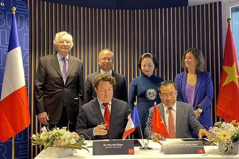 Vietnam, France agree to beef up cooperation in training civil servants