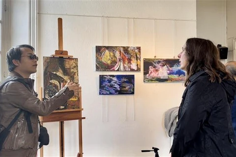 Painting exhibition on Vietnam held in France 