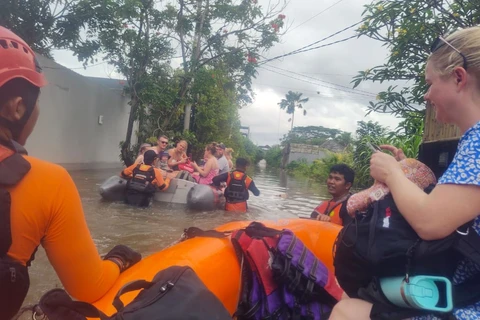 Indonesia: floods in Bali kill five, force tourists to evacuate 