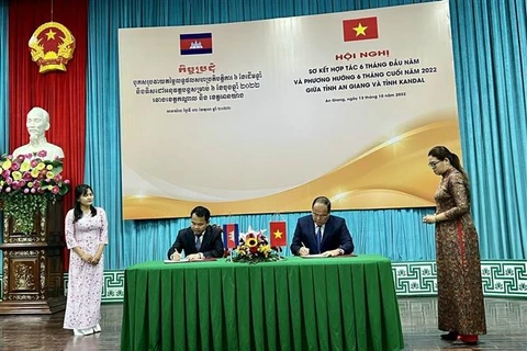 Vietnamese, Cambodian localities step up cooperation