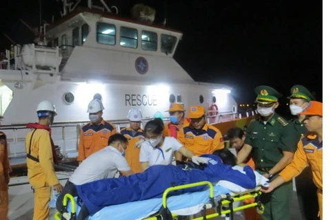 Khanh Hoa: Two injured Filipino sailors brought ashore for treatment