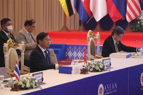 FM Son attends preparatory meetingsfor 40th, 41st ASEAN Summits