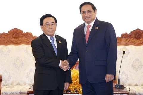 Vietnamese, Lao PMs hold talks in Phnom Penh