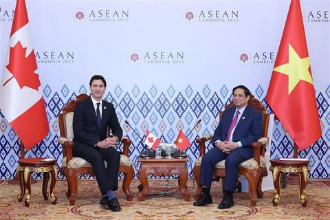 Vietnamese, Canadian PMs meet on sidelines of ASEAN Summits