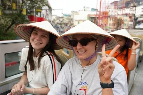 Int’l famtrip delegation experiences Hanoi’s tourism products 