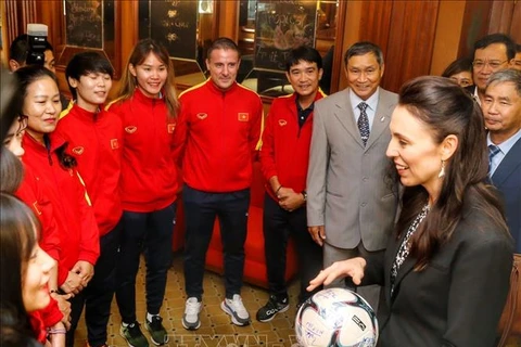 New Zealand PM meets Vietnamese women's team in Hanoi