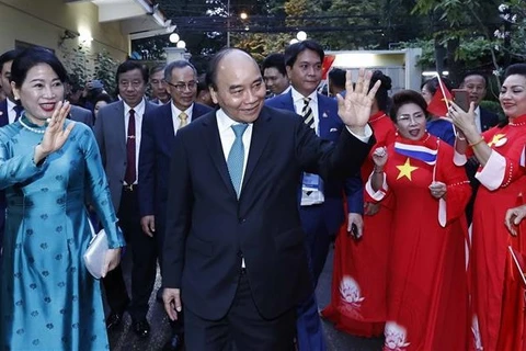 President visits Vietnamese in Thailand