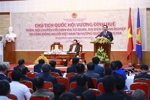 Top legislator meets Vietnamese people in Cambodia