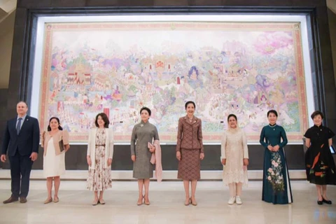 Spouses of APEC leaders visit Ayutthaya, view Thai art, craft masterpieces