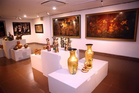 Da Nang hosts exhibition of Vietnamese lacquer paintings 