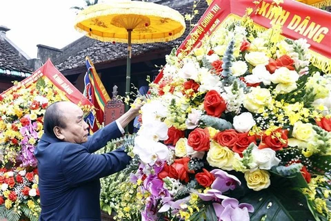 President offers incense in tribute to forebears in Nghe An