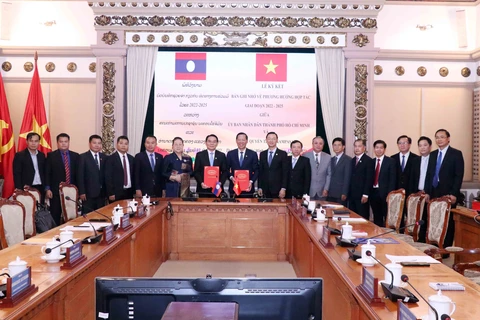 HCM City, Lao province ink cooperation deal