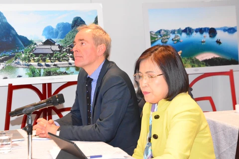 Vietnamese, int'l experts in Switzerland share experience in digital transformation