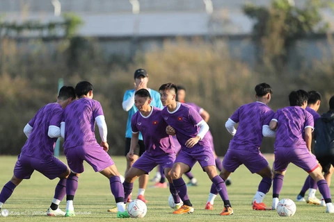 Vietnamese footballers receive encouragement before AFF Cup opening match