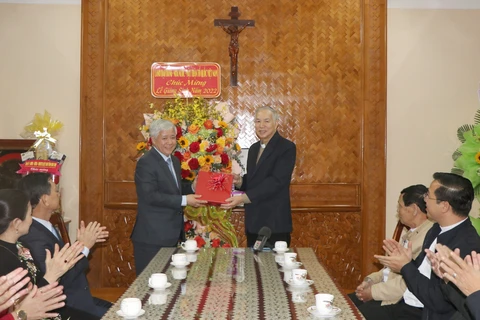 Front leader shares Christmas joy with Catholics in Kon Tum 