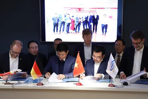Vietnamese, German partners seal deal in air transport, logistics