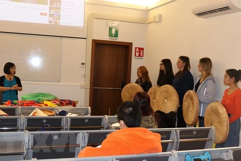 Vietnamese folk songs performed in Italian university 