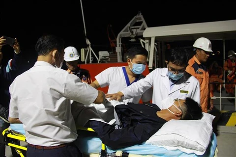 Sick Chinese sailor brought ashore for treatment in Khanh Hoa