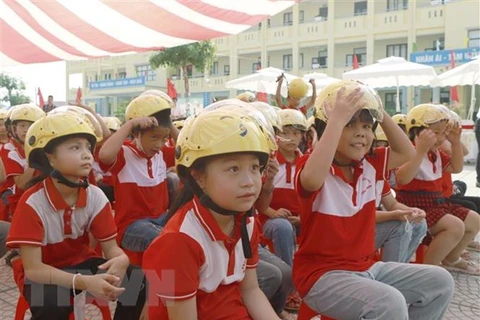 Honda Vietnam to present 620,000 helmets to school children
