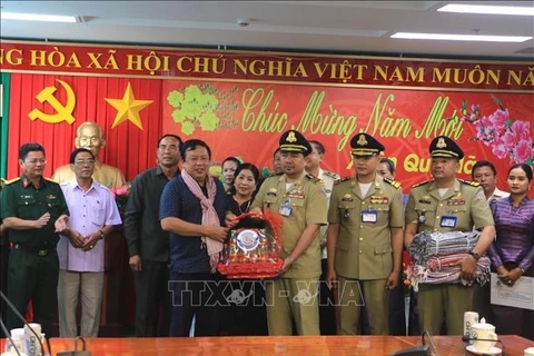 Cambodian delegation pays pre-Tet visits to Vinh Long province