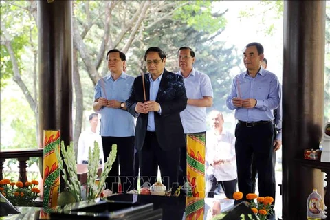 PM pays respect to late government leaders