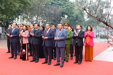 Hanoi officials pay tribute to ancestors ahead of Lunar New Year