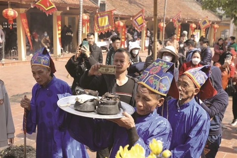 Villagers continue traditional rice cooking contest
