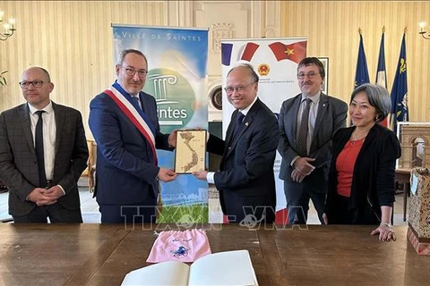 Ambassador promotes cooperation between France's Saintes and Vietnamese localities