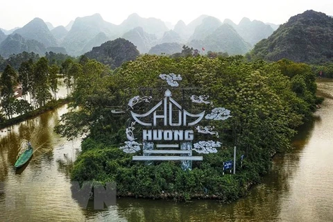 Bus ride for spring tours of attractions on Hanoi’s outskirts