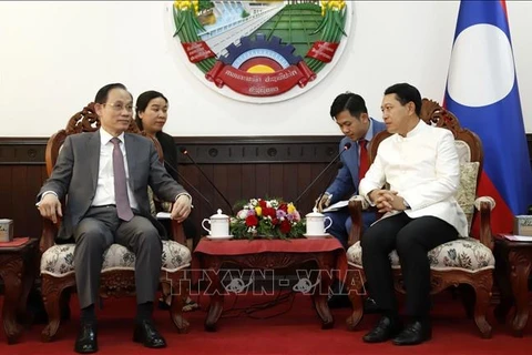 Senior Lao leaders receive Vietnamese Party delegation