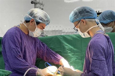 Vietnamese doctors successfully perform first heart-kidney transplant