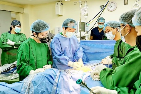 Vietnamese doctors help with robotic surgeries in Philippines