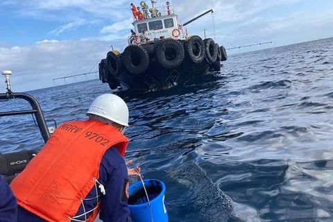 Philippines races to prevent oil spill from sunken tanker