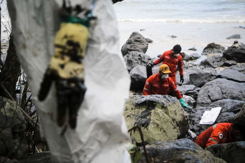 Massive oil spill continues affecting residents in Philippines' coastal localities