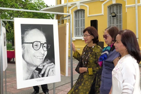 Photo exhibition reveals daily life of late composer Trinh Cong Son